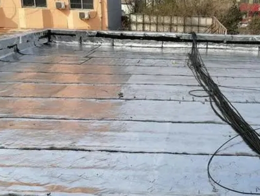 岭东卫生间漏水维修公司分享下岭东屋面楼顶防水刚性防水层施工要点。